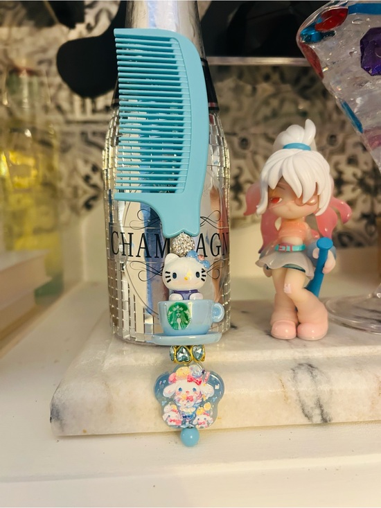 Starbucks Accessories - Hello Kitty x Starbucks Blue Luxe Comb Accessory